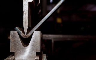 Corte e dobra de aço: como melhorar a eficiência na construção